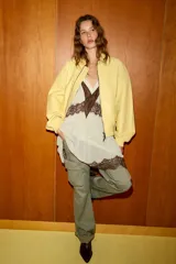 Cazadora tipo bomber de corte oversize confeccionada en piel 100% color amarillo pastel. Presenta cuello clásico, cierre frontal con cremallera metálica, bolsillos delanteros con solapa y acabados en tejido rib en puños y ruedo.
