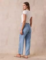 Pantalon cargo de corte wide leg, confeccionado en lyocell color azul claro. Presenta cintura elastizada con cordón de ajuste y bolsillos laterales tipo cargo.