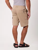 Bermuda cargo lisa de color negro, con múltiples bolsillos laterales, trabillas para cinturón y cierre frontal con botón y cremallera.