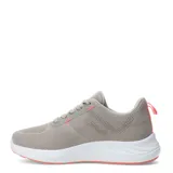 Championes deportivos de mujer en color beige, confeccionados en tejido de malla transpirable. Presentan un diseño ergonómico con cordones al tono, suela blanca con amortiguación y detalles en color coral en la suela y el logo lateral.