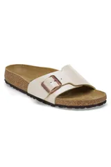 Sandalias Birkenstock modelo Catalina, color blanco perlado, con hebilla ajustable color cobre.