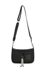 Bandolera negra de tela con correa de hombro ajustable, cierre superior y dos bolsillos frontales con cierre.