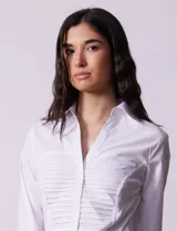 Camisa color salmón de algodón con cuello con solapa, abertura central con botones, delantera tableada y laterales elastizados. Marca Zac & Rachel.