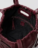 Cartera tipo tote de cuero color marrón, con diseño fruncido en la parte superior y abertura central para llevar en la mano. Presenta una silueta flexible y espaciosa.