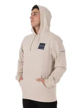 Buzo tipo canguro con capucha ajustable y bolsillo frontal, color beige, con parche rectangular con logo de la marca en el pecho.