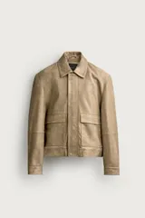 Cazadora relaxed fit de piel con efecto lavado en color tostado, cuello solapa, manga larga con puño y botones a presión. Cuenta con bolsillos plastrón con solapa en la cadera, bolsillo interior y cierre frontal con cremallera oculta por solapa con botones a presión.