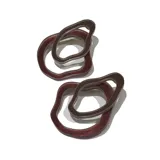 Par de aros colgantes con forma irregular, uno marrón brillante y otro marrón opaco.