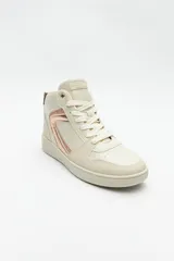 Zapatillas tipo botita color blanco de símil cuero con plataforma de 4cm, detalles metálicos y estampado animal print.