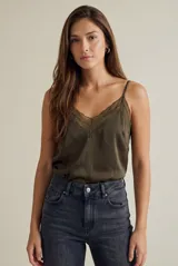 Blusa de tirantes finos confeccionada en tejido satinado color verde oliva, con detalle de encaje en el escote en V.