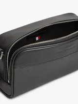 Morral Tommy Hilfiger color negro con diseño texturizado, paneles con mezcla de texturas y motivo integral de logos en relieve. Cuenta con cierre de cremallera, correa ajustable y logo metálico en la parte delantera.
