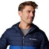 Campera acolchada con capucha, diseño bicolor en tonos azul marino y azul eléctrico. Cuenta con cierre frontal completo, bolsillos laterales con cremallera, puños elásticos y tecnología termorreflectante.