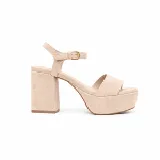 Sandalia de fiesta color beige claro, confeccionada en gamuza, con taco ancho, plataforma delantera, tira en la punta y pulsera ajustable al tobillo con hebilla metálica dorada.