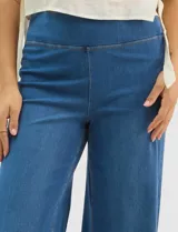 Jegging de tiro alto con silueta estilo palazzo y pierna amplia. Confeccionado en tejido denim con pretina ancha elástica, sin cierre frontal. Presenta diseño frontal liso sin bolsillos y dos bolsillos traseros tipo parche.