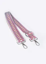 Correa de poliéster para cartera con estampado de flechas en tonos rojo, azul y marrón. Incluye herrajes metálicos plateados y mosquetones.