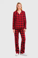 Conjunto de pijama de dos piezas con estampado a cuadros escoceses en rojo y negro. Incluye una camisa de manga larga con cuello y botones frontales, y un pantalón largo de corte recto.