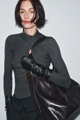 Guantes tipo mitones de diseño liso, confeccionados en piel 100% con acabado texturizado.