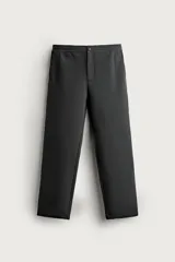 Pantalón negro confeccionado en mezcla de algodón, con cintura elástica, bolsillos frontales y cierre con cremallera y botón.