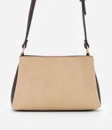 Cartera bandolera de tamaño mediano con diseño bicolor que combina paneles de gamuza sintética en color beige con laterales y correa en cuero sintético marrón oscuro. Cuenta con asa larga ajustable y tres compartimentos internos para organización.