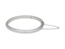 Pulsera tipo esclava rígida de plata 925 con acabado pulido y cadena de seguridad incorporada.