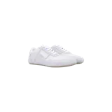 Zapatillas MM6 Maison Margiela de cuero color blanco, con detalles de gamuza, cordones al tono, puntera redondeada y suela plana de goma.
