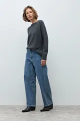 Jean de corte barrel con costura horizontal a la altura de la rodilla, tiro medio y diseño de pierna curva.