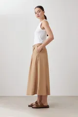 Falda midi color tostado con pinzas y cinturón estampado.