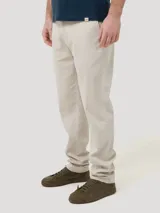Pantalon de gabardina color beige, con corte recto, cierre frontal con cremallera y boton, y bolsillos laterales. Cuenta con tecnologia de fibras elasticas para mayor comodidad.