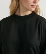 Buzo negro de algodón, de corte holgado, cuello redondo y mangas largas.