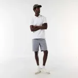 Bermuda ligera de color gris, con bolsillos laterales y diseño cómodo para uso diario.