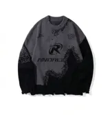 Sweater gris con detalles en negro, con cuello redondo y mangas largas.