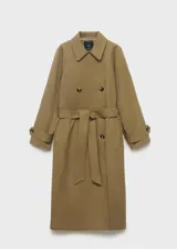 Abrigo tipo trench de diseño recto y oversize, color verde oliva. Presenta cierre de doble botonadura, cuello de solapa ancha, bolsillos laterales y mangas largas con puños abotonados. Incluye forro interior y cinturón desmontable.