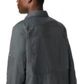 Camisa de manga larga Columbia, color gris, con cuello clásico, cierre frontal de botones y dos bolsillos en el pecho. Cuenta con tecnología de protección solar y absorción de humedad, además de mangas enrollables con soportes.