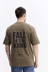 Remera de manga corta color verde militar, con escote redondo y fit regular. Presenta un pequeño estampado de texto en el pecho.