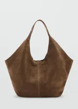 Bolso tipo hobo grande de serraje, color marrón, con dos asas de hombro, forro interior, bolsillo interno y cierre de botón magnético.