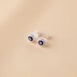 Caravanas de plata 925 con diseño de ojo turco en color violeta, rodeado por un engaste de circonias brillantes.