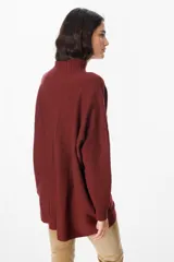 Sweater verde militar de punto con cuello alto y diseño calado en forma de espiga.