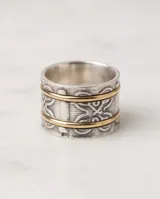 Anillo ancho de plata con detalles grabados de mariposa y dos finas líneas superpuestas en tono dorado.