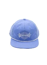 Gorra celeste tipo snapback con cordón blanco en la base de la visera y bordado frontal con el logo de Independent y diseño geométrico.