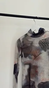 Minivestido ajustado de microtul con estampado abstracto en tonos grises y blancos, escote en V y mangas largas acampanadas.