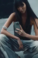 Pulsera rígida abierta con diseño de múltiples hileras de pequeñas esferas metálicas en acabado plateado envejecido.