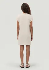 Vestido corto negro de manga corta, con corte recto, escote redondo y un bolsillo aplicado en el pecho.