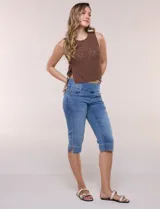 Pantalón capri de denim azul con cintura tipo faja elastizada, bolsillos frontales y traseros, y ajuste entallado por debajo de la rodilla.