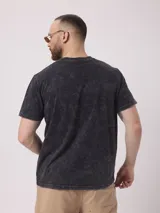 Remera color beige con efecto nevado, de corte recto y manga corta.