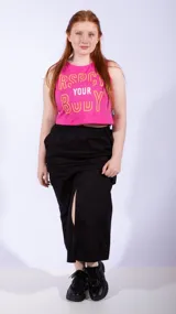 Falda midi color negro, de corte recto, con bolsillos cargo laterales y abertura frontal.