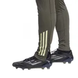 Pantalón de entrenamiento Adidas del Real Madrid, modelo Tiro 25. Color verde oliva con logo Adidas y escudo del club en color claro. Corte ajustado, cintura elástica con cordón, bolsillos con cierre y tecnología AEROREADY. Confeccionado en poliéster reciclado.