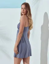 Chemise corta color rosa con breteles finos regulables y aplique de encaje en el busto.