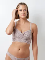 Bralette de encaje floral color beige, con breteles regulables y cierre trasero de tres posiciones.