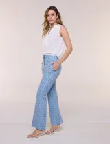 Pantalón de vestir de tiro alto marca Elie Tahari, con diseño semi-acampanado y estampado geométrico en tonos celestes y azules. Cuenta con pretina limpia, cierre frontal oculto y bolsillos laterales.