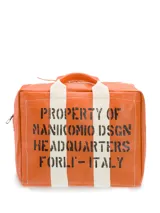 Bolso de mano rectangular color naranja, confeccionado en cuero con asas de lona blanca. Presenta un estampado con la leyenda "PROPERTY OF MANIKOMIO DSGN HEADQUARTERS FORLI'-ITALY" en color negro.