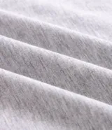 Pijama corto masculino confeccionado en algodón, compuesto por una remera lisa de manga corta con cuello redondo en color gris melange y una bermuda con estampado integral a cuadros oscuros con cintura elástica.
